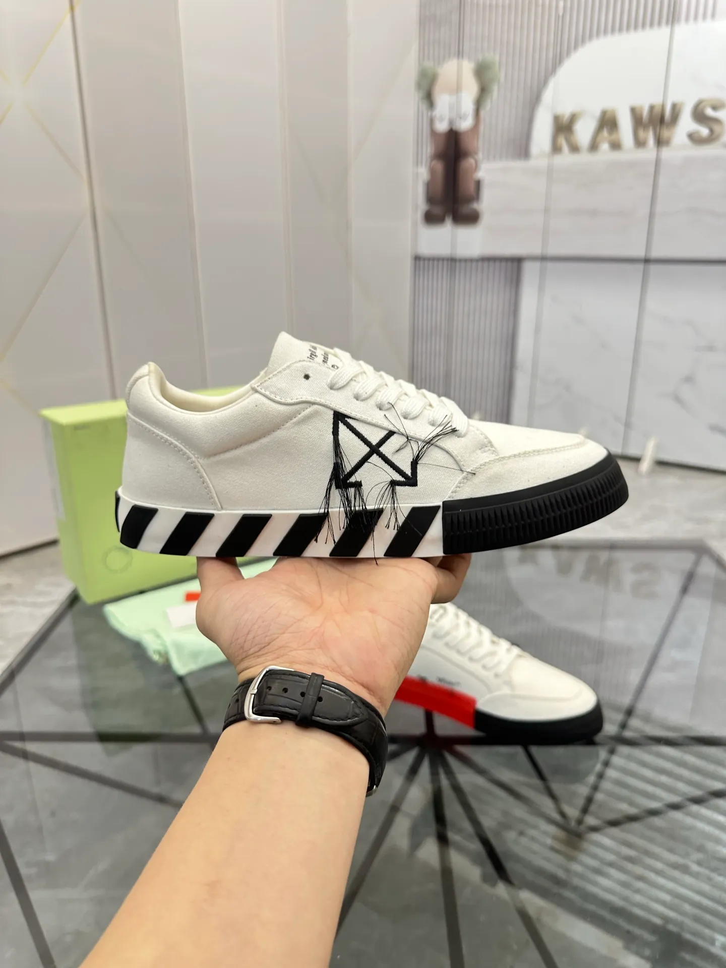 Selling men's shoes 💰: 💰P440¥ Product trademark: OFF WHITE *"OFF WHITE*" low-top casual shoes Regular size: 35-45 (can be customized to 46) Couple style Product materials: original material from the upper counter, breathable lining, original outsole. No.: H203